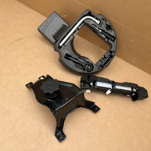 Set cric cheie cui tractare suport Audi A6 C7 la 0 km 4G0011031L 4G0 011 031 L - Dezmembrari Auto