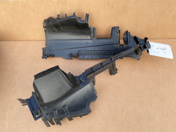 Set deflectoare aer stanga dreapta VW Golf 7 5G0121284M 5G0 121 284 M 5G0121283AD 5G0 121 283 AD - Dezmembrari Auto