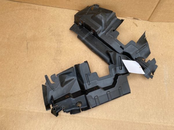 Set deflectoare aer VW Golf 8 5H0121283A 5H0 121 283 A 5H0121284A 5H0 121 284 A - Dezmembrari Auto