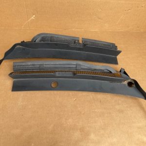 Set grile stergator VW Caddy Ford Tourneo Connect 2023 2K9819404A 2K9819403A la 0 km - Dezmembrari Auto