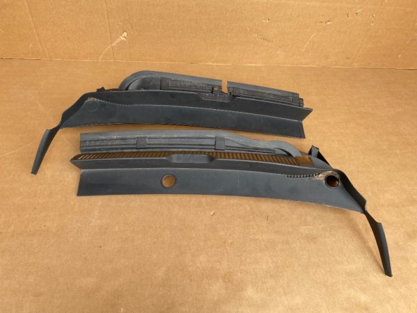Set grile stergator VW Caddy Ford Tourneo Connect 2023 2K9819404A 2K9819403A la 0 km - Dezmembrari Auto