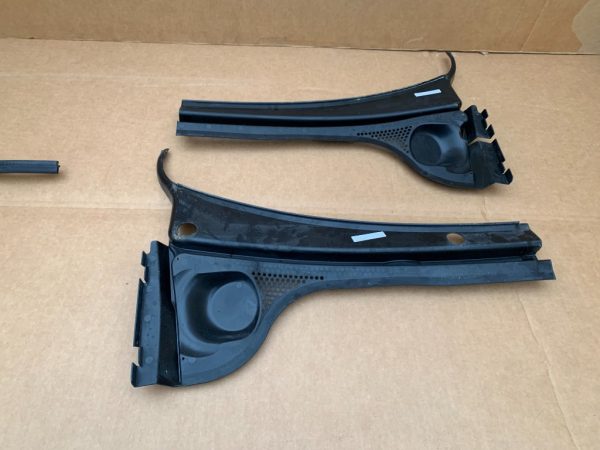 Set grile stergator VW Jetta 2017 5C8819403A 5C7819404A - Dezmembrari Auto