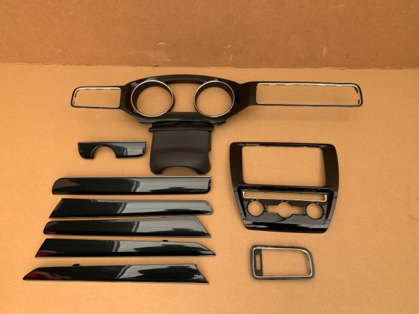 Set ornamente black piano / carbon fete usi si bord VW Jetta 2017 - Dezmembrari Auto