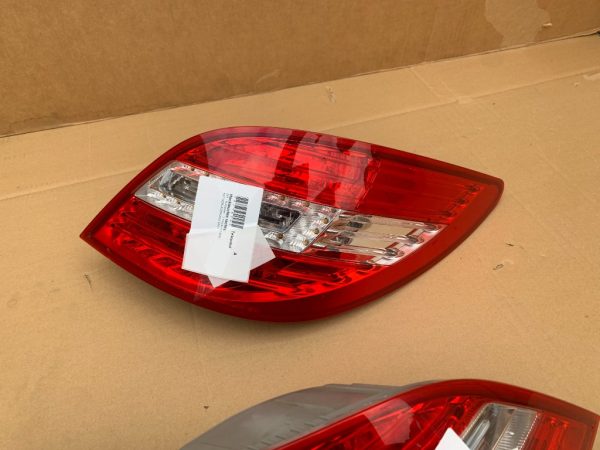 Stop led dreapta Mercedes R-Class R400 W251 facelift 2015 A2518202064 - Dezmembrari Auto - imagine 2