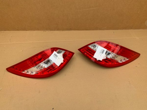 Stop led dreapta Mercedes R-Class R400 W251 facelift 2015 A2518202064 - Dezmembrari Auto - imagine 3
