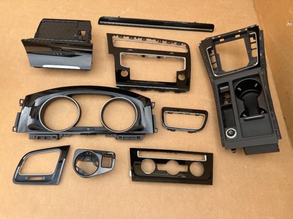 Set trimuri black piano VW Golf 7 la 0 km - trim navi, scrumiera, clima, ceasuri, bord, consola - Dezmembrari Auto