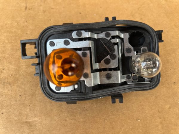 Soclu becuri A3 8V model 2 usi stanga de pe aripa - Dezmembrari Auto