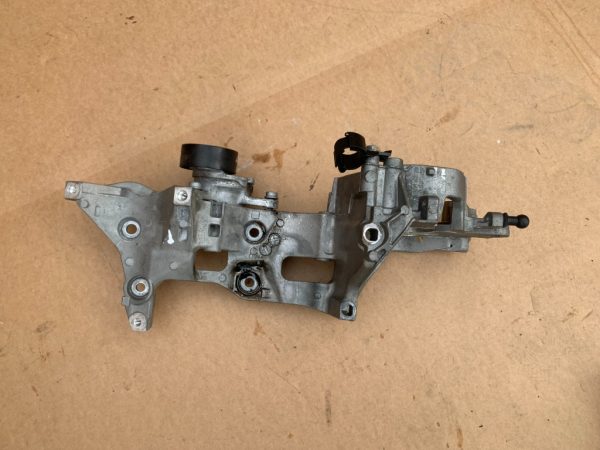 Suport accesorii alternator compresor VW Sharan 04L 903 141 B 04L903141B 04L903143D 04L 903 143 D - Dezmembrari Auto