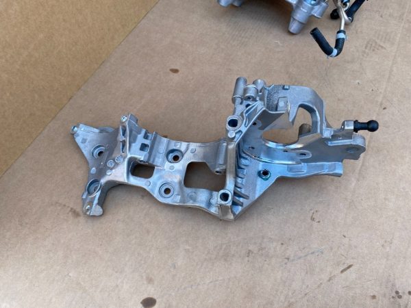Suport accesorii VW Passat B8 2023 2.0 tdi 05L903143B 05L 903 143 B 05L903141 05L 903 141 la 0 km - Dezmembrari Auto