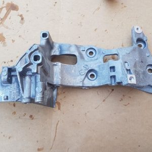 Suport alternator accesorii VW Passat B8 2.0 tdi 04L903143D 04L 903 143 D - Dezmembrari Auto