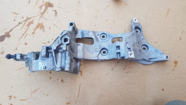 Suport alternator accesorii VW Passat B8 2.0 tdi 04L903143D 04L 903 143 D - Dezmembrari Auto