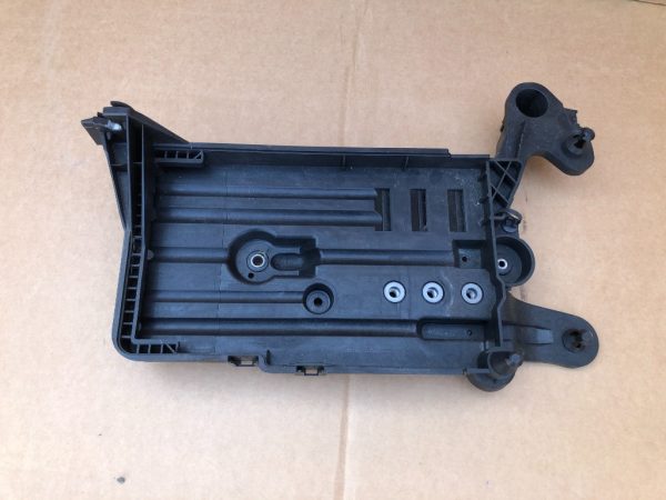 Suport baterie VW Passat B8 2.0 tdi 5Q0915321H 5Q0 915 321 H - Dezmembrari Auto