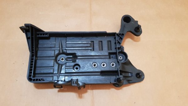 Suport baterie VW Passat B8 5Q0915321J 5Q0 915 321 J - Dezmembrari Auto
