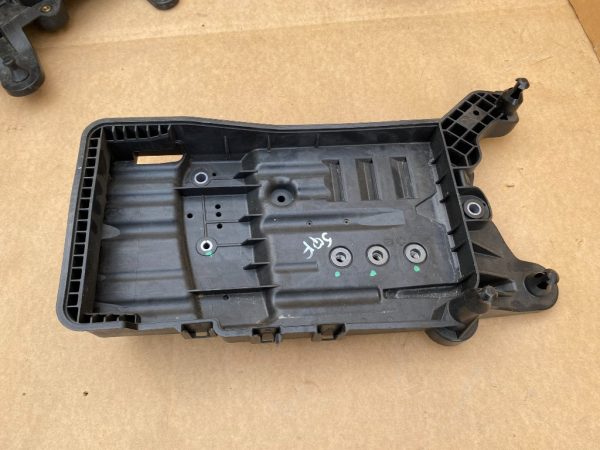 Suport baterie VW Touran 2017 5QF915325B 5QF 915 325 B - Dezmembrari Auto