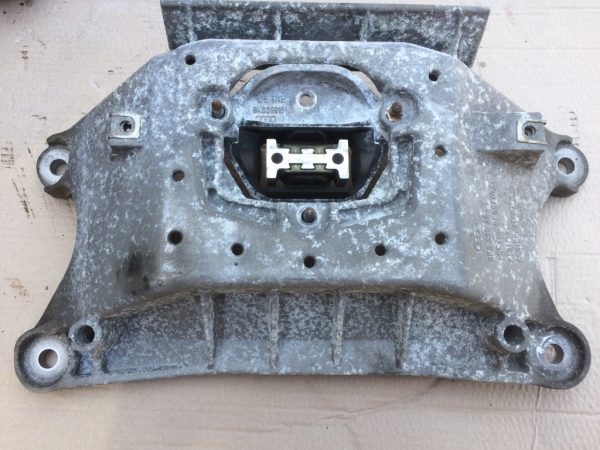 Suport cutie viteze Audi Q5 2.0 tdi 8K0399263T 8K0 399 263 T - Dezmembrari Auto