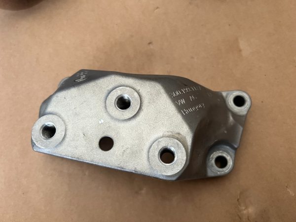 Suport cutie VW Passat B8 3Q0199117A 3Q0 199 117 A - Dezmembrari Auto