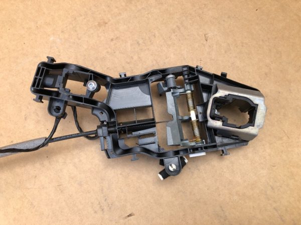 Suport maner usa stanga fata VW Passat B8 - Dezmembrari Auto