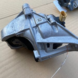 Suport motor stanga VW Touareg 2018 4M0199371FF 4M0 199 371 FF - Dezmembrari Auto
