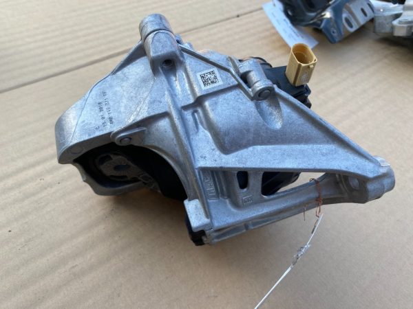 Suport motor stanga VW Touareg 2018 4M0199371FF 4M0 199 371 FF - Dezmembrari Auto