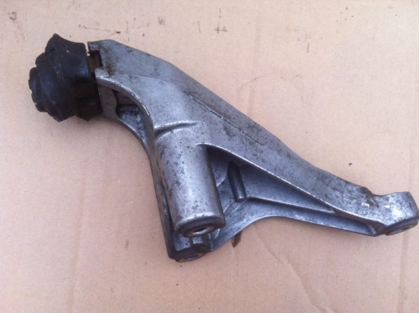 Suport motor VW / Audi cod 8E0199307S 8E0 199 307 S - Dezmembrari Auto