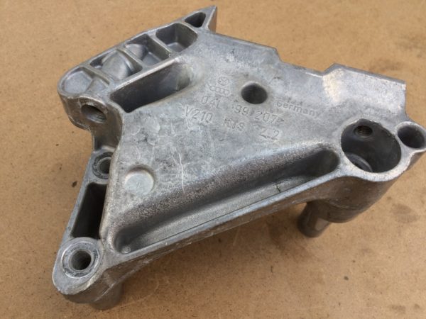 04L199207 04L 199 207 Suport motor VW Passat B8 - Dezmembrari Auto