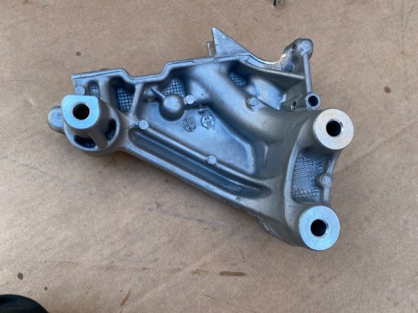 Suport motor VW Passat B8 facelift 2023 05L199207 05L 199 207 la 0 km - Dezmembrari Auto