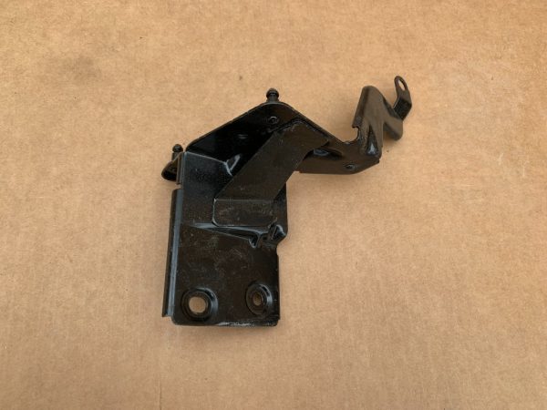 Suport pompa VW Passat B8 5QD614235F 5QD 614 235 F - Dezmembrari Auto