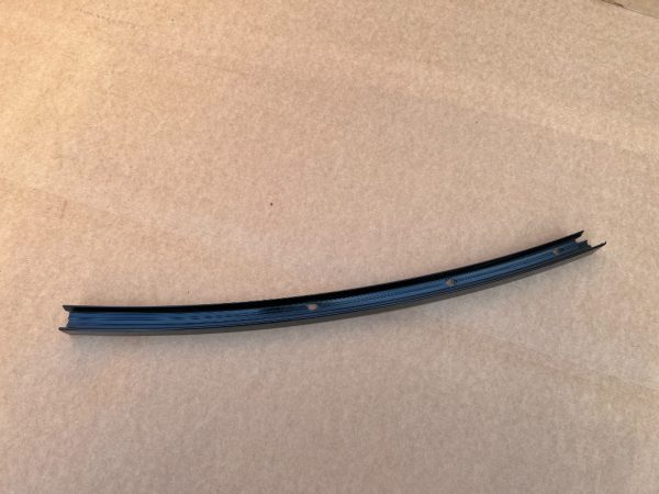 Suport vertical metalic geam mic usa stanga spate BMW G12 M 760 LXiA seria 7 din 2017 7370319 - Dezmembrari Auto