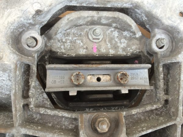 Tampon cutie viteze VW Audi Skoda Seat 2.0 tdi 8K0399351 8K0 399 351 - Dezmembrari Auto