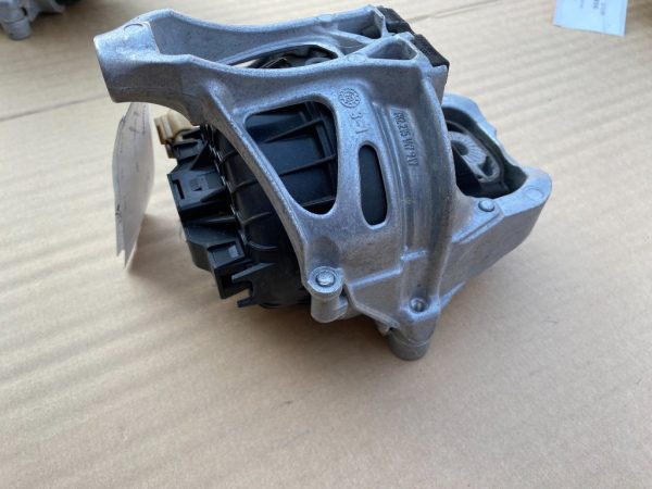 Tampon motor dreapta VW Touareg 2018 4M0199372FF 4M0 199 372 FF - Dezmembrari Auto