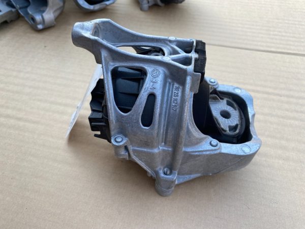 Tampon motor dreapta VW Touareg 2018 4M0199372FF 4M0 199 372 FF - Dezmembrari Auto