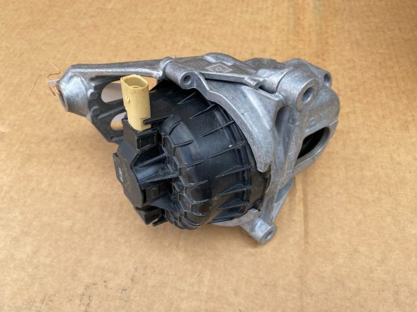 Tampon motor stanga VW Touareg 2018 4M0199371FF 4M0 199 371 FF - Dezmembrari Auto