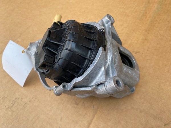 Tampon motor stanga VW Touareg 2018 4M0199371FF 4M0 199 371 FF - Dezmembrari Auto