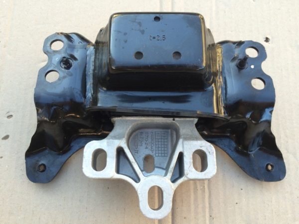 5Q0199555AD 5Q0 199 555 AD Tampon motor VW Passat B8 - Dezmembrari Auto