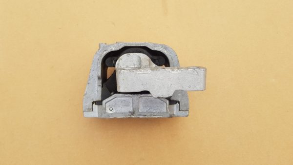 Tampon suport motor VW Jetta 2017 2.0 tdi 1K0199262AM 1K0 199 262 AM - Dezmembrari Auto
