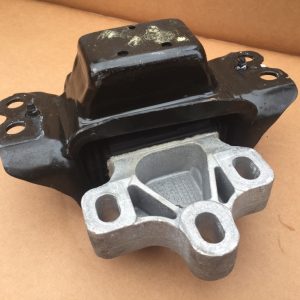 Tampon / suport motor VW Tiguan 2.0 TDI DFC 5QA199555C 5QA 199 555 C - Dezmembrari Auto