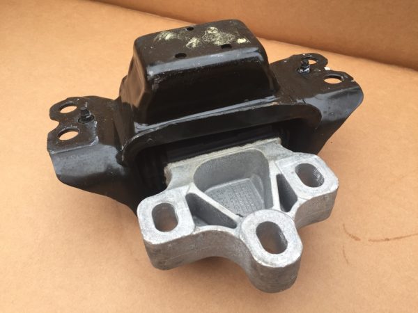 Tampon / suport motor VW Tiguan 2.0 TDI DFC 5QA199555C 5QA 199 555 C - Dezmembrari Auto