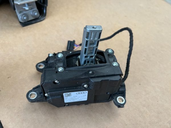 Timonerie Audi Q7 4M Q8 4M1713041D 4M1 713 041 D - Dezmembrari Auto
