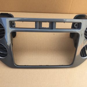 Trim navigatie cu grile ventilatie VW Tiguan 2016 5N0858071E 5N0 858 071 E - Dezmembrari Auto