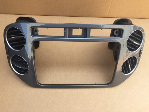 Trim navigatie cu grile ventilatie VW Tiguan 2016 5N0858071E 5N0 858 071 E - Dezmembrari Auto