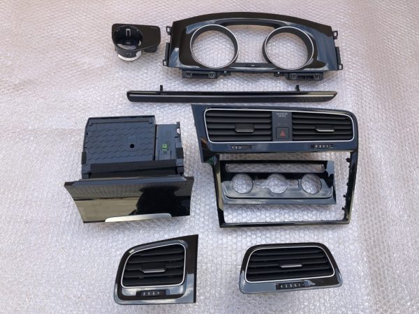Trimuri black piano VW Golf 7 din 2018 - scrumiera cu incarcare telefon - Dezmembrari Auto