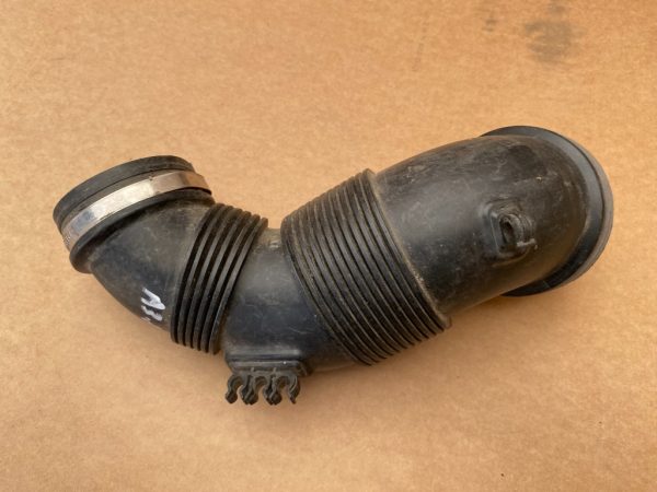 Tubulatura aer Audi A3 8V 2.0 tdi 5Q0129654E 5Q0 129 654 E - Dezmembrari Auto