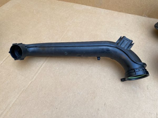 Tubulatura aer VW Golf 7 1.4 tsi 04E145673B 04E 145 673 B 04E145673E 04E 145 673 E - Dezmembrari Auto
