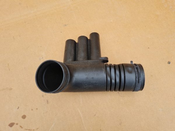 Tubulatura aer VW Golf 7 2016 1.4 tsi 04E129651C 04E 129 651 C - Dezmembrari Auto