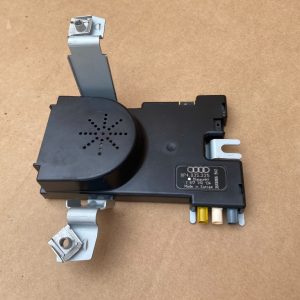 Amplificator antena Audi A3 8P 8P4035225 8P4 035 225 - Dezmembrari Auto