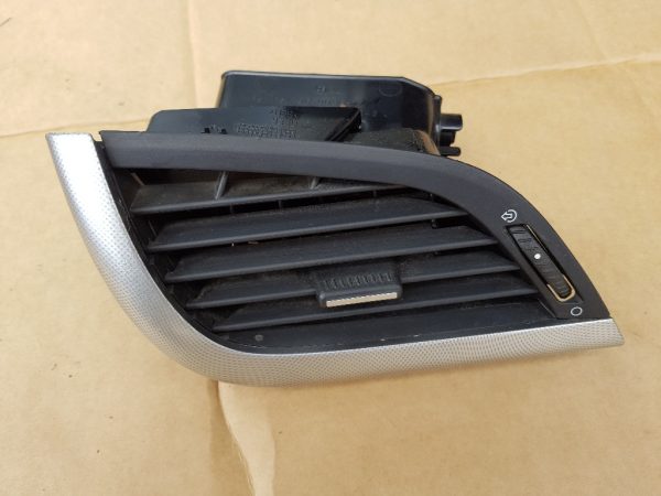Grila aerisire stanga Peugeot 207 9650088577 - Dezmembrari Auto