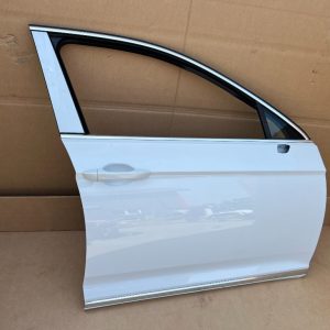 Usa dreapta fata VW Passat B8.5 din 2023 la 0 km culoare LC9A - Dezmembrari Auto