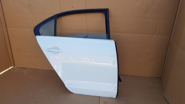 Usa dreapta spate VW Jetta 2017 culoare alb LC9A - Dezmembrari Auto