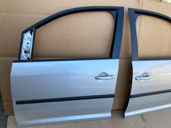 Usa stanga fata VW Caddy life din 2003 2004 2005 2006 2007 2008 2009 culoare gri-argintiu LA7W - Dezmembrari Auto