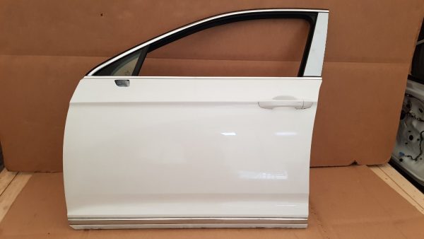 Usa stanga fata VW Passat B8 culoare alb LC9A - Dezmembrari Auto